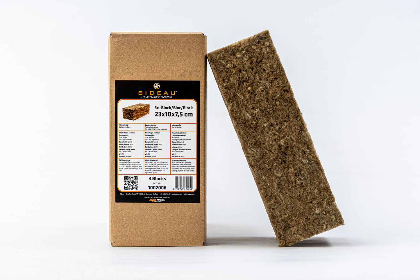 A single Sideau biodegradable floral foam block leaning against its 3-block product box.